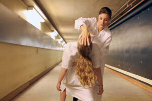 Två sjuksköterskor mitt i en dans.